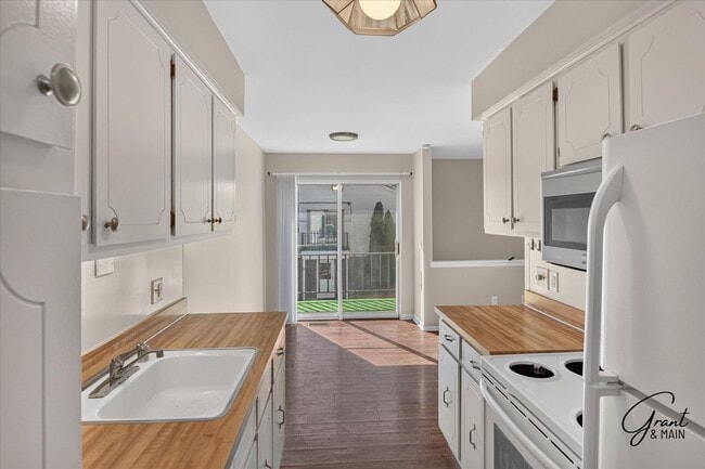 Building Photo - 24715 Meadow Ln