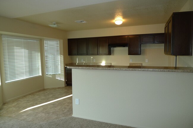 Building Photo - Saguaro 4 bedroom rental