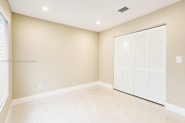 Building Photo - 1399 NE 38th St