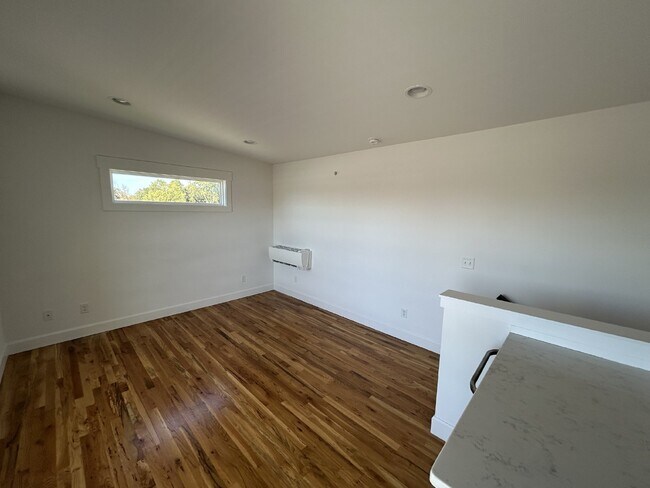Building Photo - 2BD 2BA 3 STORY TOWNHOME FOR RENT