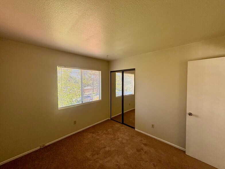 Building Photo - 36905 Pond Ave