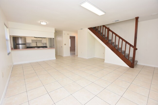Building Photo - 3/2 Half Duplex in N. Lakeland!