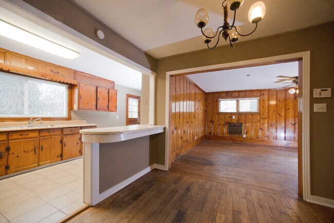 Building Photo - Coming Soon-1/3/2026-Charming 3 Bedroom Home **MOVE IN SPECIAL**