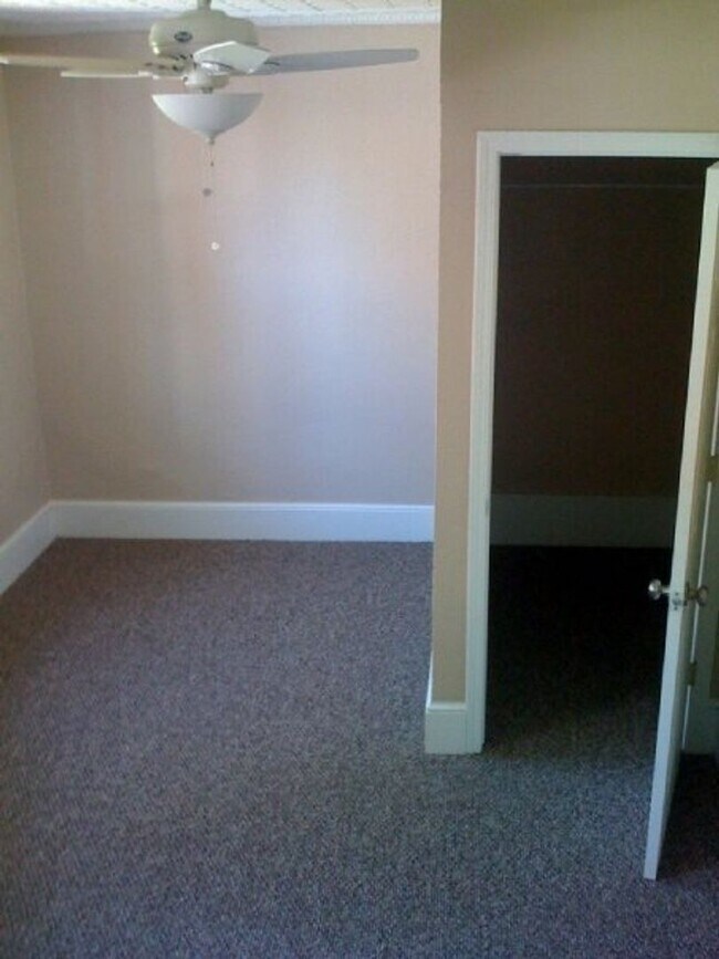 Building Photo - Large Renovation in South Side Flats! A/C,...
