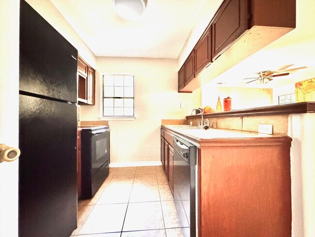 Building Photo - 200 Martingale