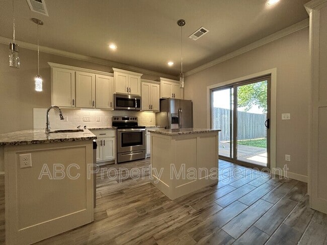 Building Photo - 3305 SW Hillstone Ave