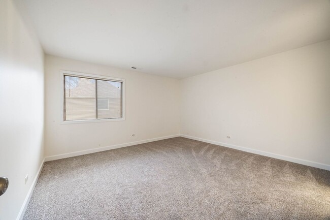 Building Photo - 0N024 Ambleside Dr