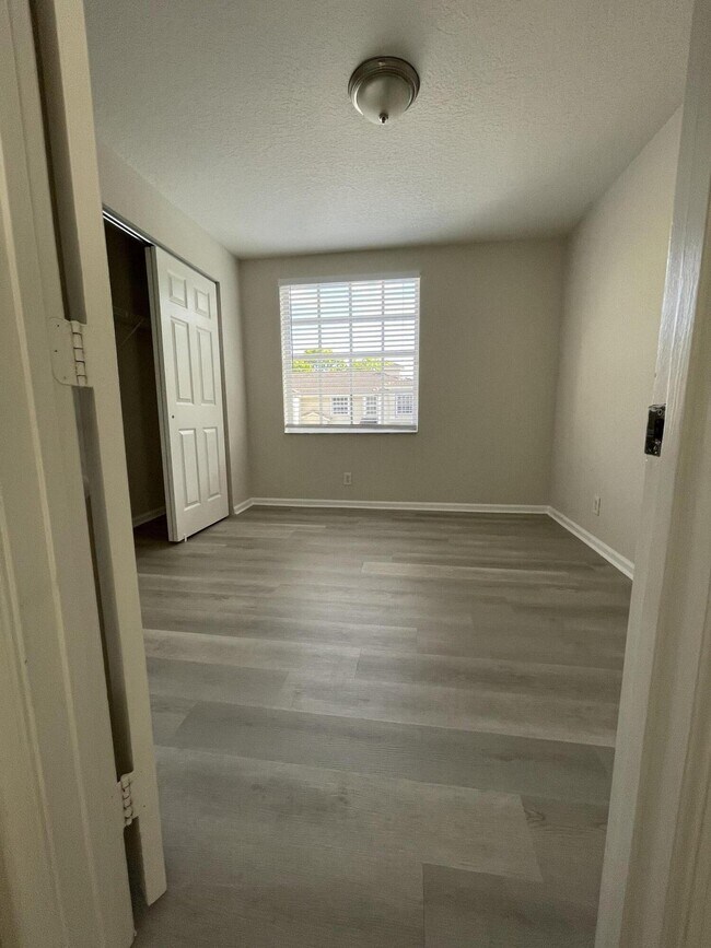 Building Photo - 975 Summit Lake Dr