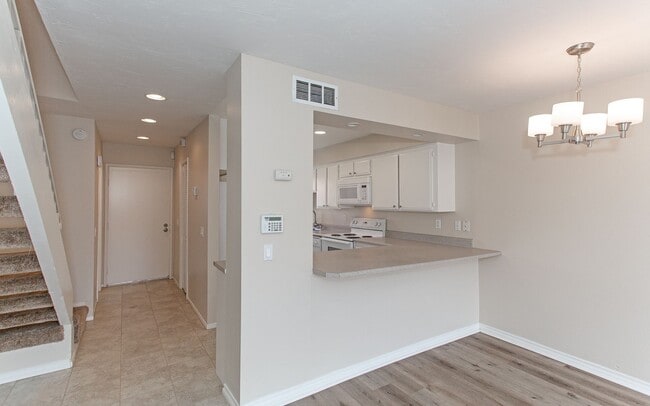 Building Photo - Great 2 BD Home in the Lake Park Terrace C...