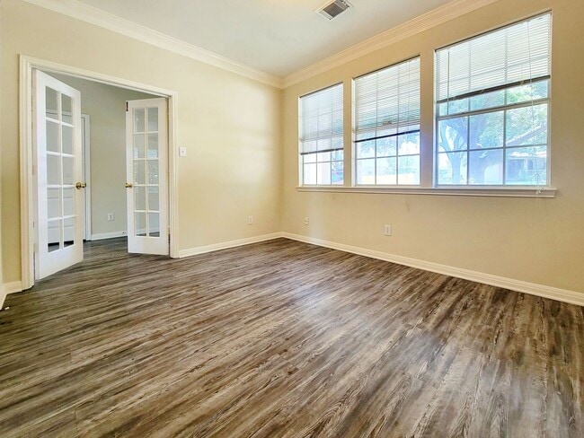 Building Photo - Large 4 Bed, 2.5 Bath Home Perfect for Com...