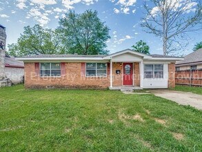 Building Photo - Charming 3-Bedroom Home with Spacious Yard...