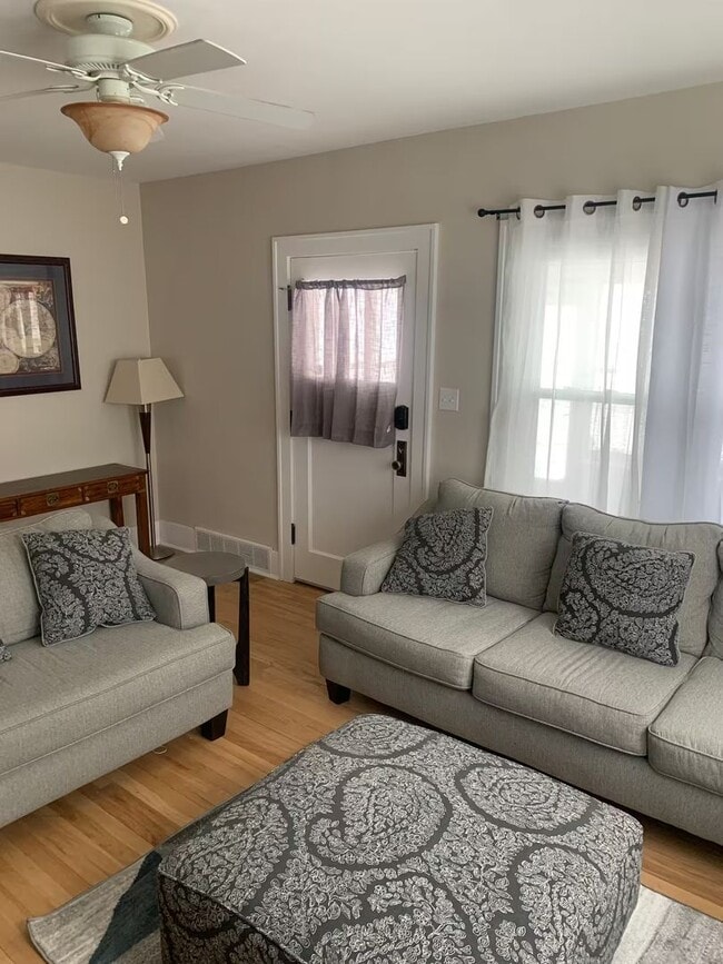 Building Photo - Spacious Benson Bungalow - 4BD 2B