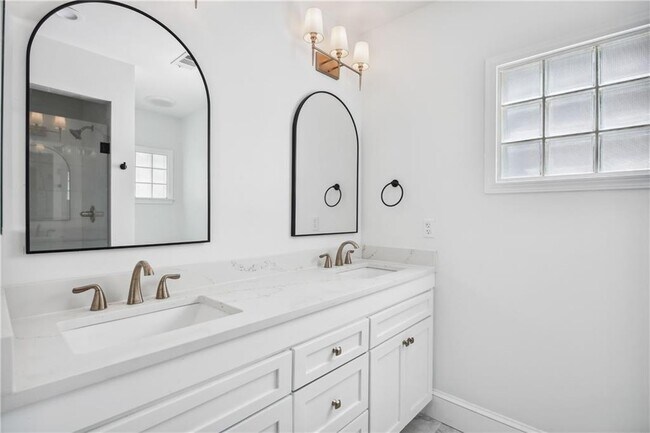 Building Photo - 1249 Goodwin Rd NE