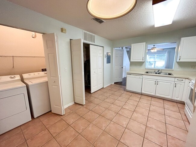 Building Photo - 2/2.5 Cozy Condo in Isabella Park