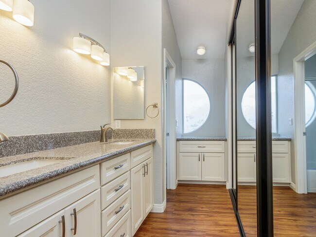 Building Photo - TOTALLY REMODELED, BLOCKS TO THE BEACH!