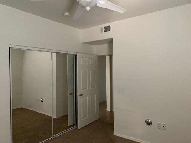 Building Photo - Spacious 1st Floor Beauty!