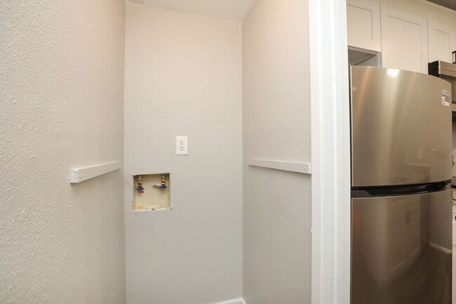 Building Photo - For Lease-Housing Vouchers Accepted | 2 Bed, 2 Bath | 925 Sq Ft | Lakecrest Community |
