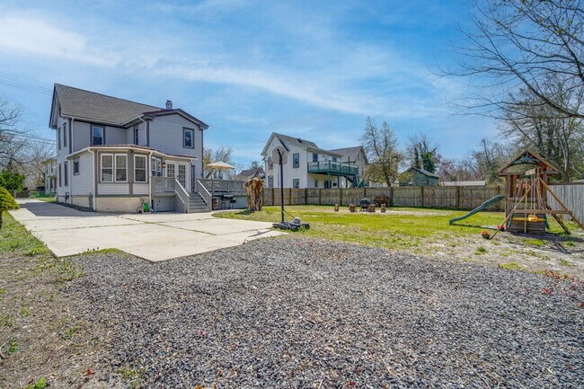 Building Photo - 6127 Longwood Ave