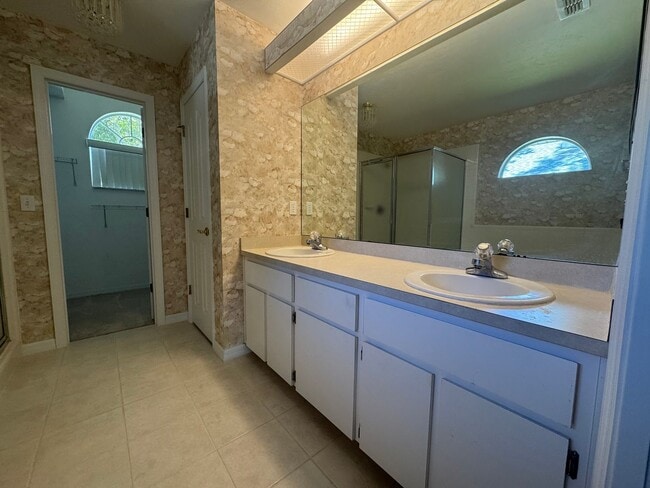 Building Photo - Charming 3-Bedroom Home in Broadmoor – Mov...