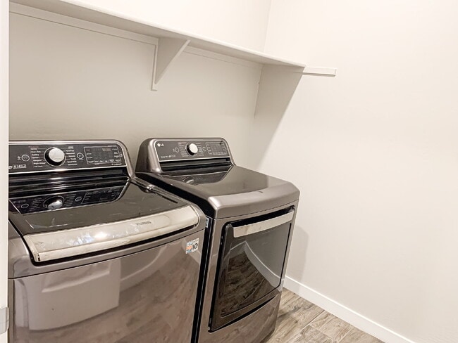 Building Photo - "Spacious 3-Bed, 3-Bath Mesa Retreat with ...