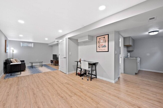 Building Photo - 3 Bedroom 2 Bathroom Denver Home with Bonu...