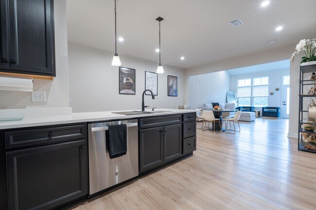 Building Photo - MOVE IN READY 3 Bedroom in Desirable Grass...