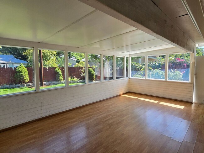 Building Photo - 652 Arbutus St