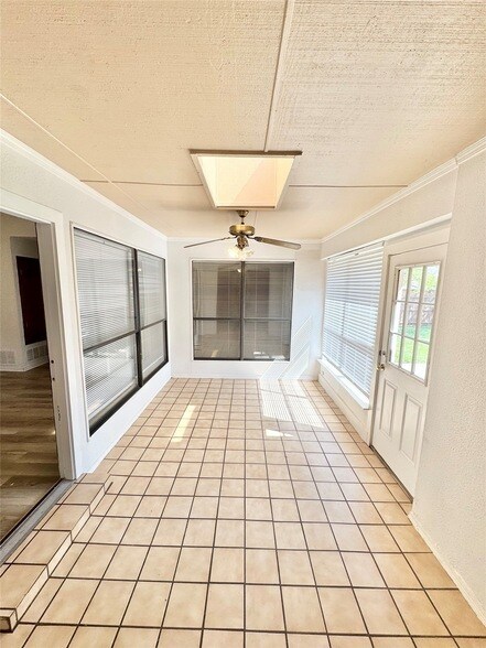 Building Photo - 700 Retriever Ln