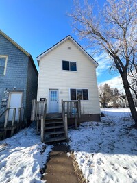 Building Photo - AVAILABLE FEBRUARY 1 - 3 Bed, 1 bath House!