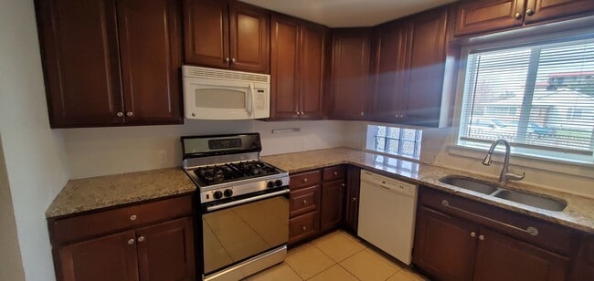 Building Photo - 4 bed, 2 Bath, 1100 SF with washer/dryer hookups, large, fenced yard and garage.