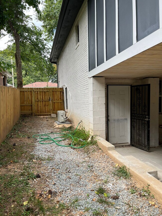 Unit entryway - 120 Chappell Rd SW