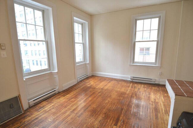 Building Photo - 2051 Walnut St