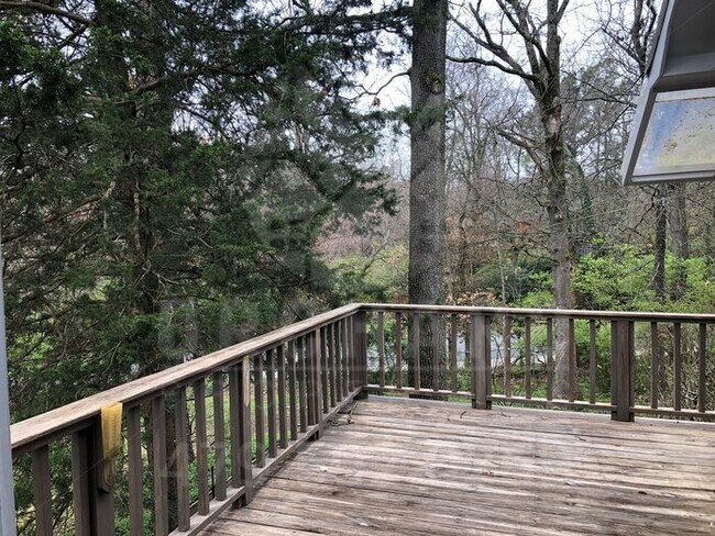 Building Photo - 3 bedroom, 2 Bath House Near University of...