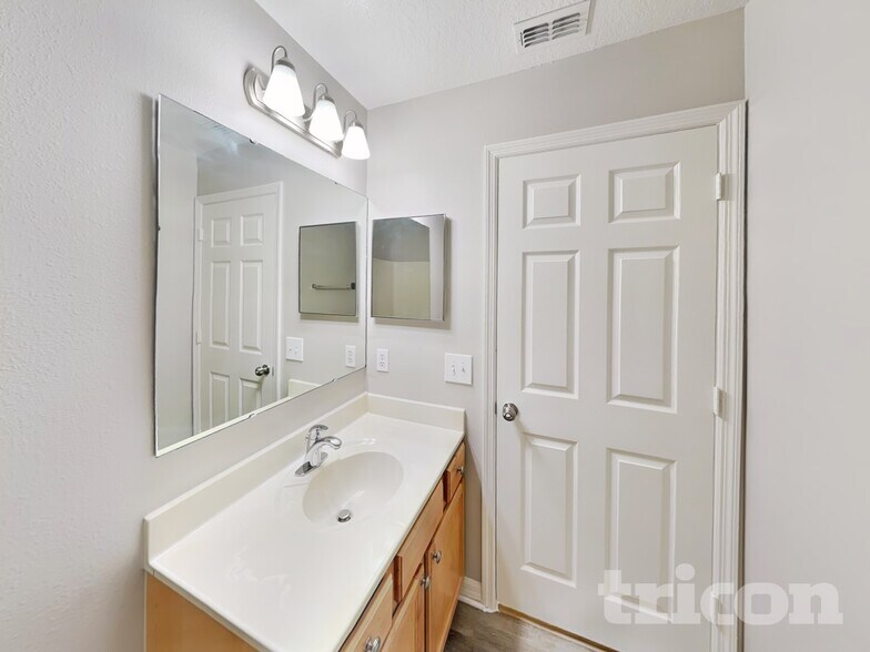 Building Photo - 2280 Kingscrest Cir