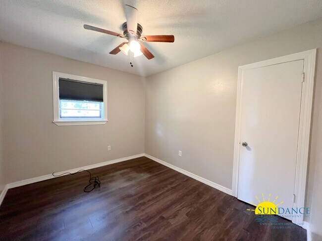 Building Photo - Beautiful 3 bedroom home that is centrally...