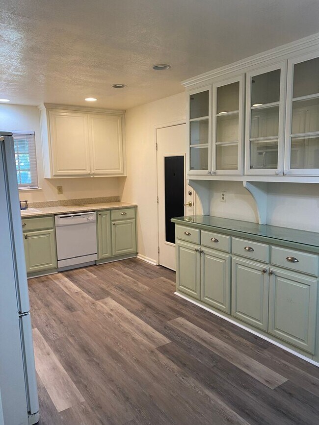 Building Photo - Located near downtown! Updated 3bed/2bath home with large family room/Rec room and side RV parking