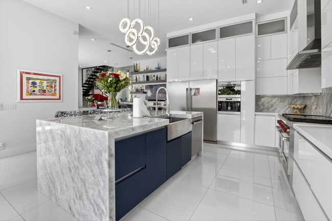 Building Photo - 334 Isle of Capri Dr