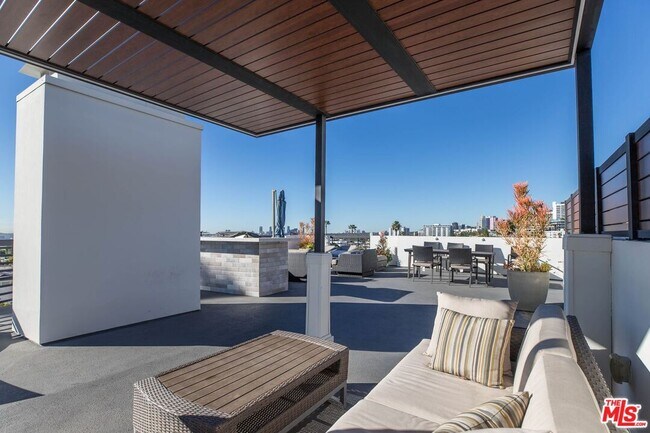 Building Photo - 1283 Havenhurst Dr