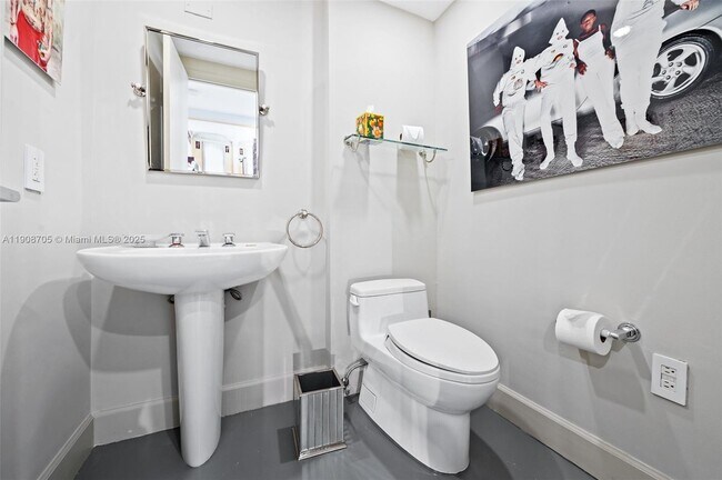 Building Photo - 10205 Collins Ave