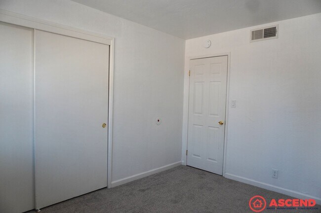 Building Photo - Cozy 3BD/2BA Home in Bakersfield's 93306 — Fully Equipped, Fireplace, Solar & All Pets Welcome!