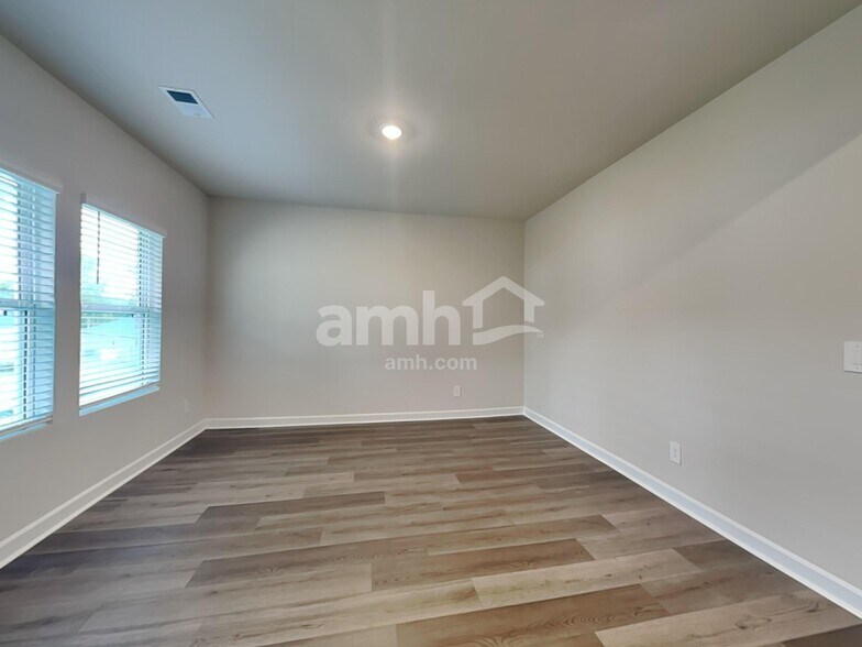 Building Photo - 230 Maxwell Dr