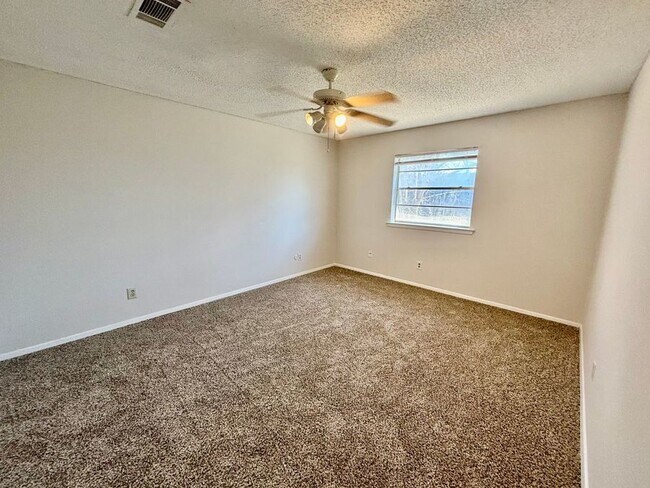 Building Photo - 800 Irwin Dr