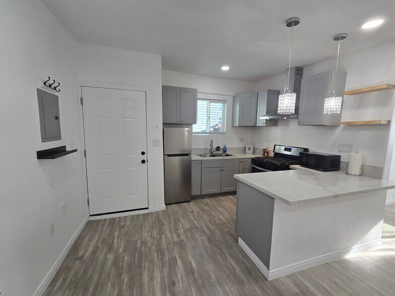 Building Photo - 1943 Claudina Ave