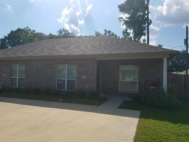 Building Photo - 105 Velvin Dr