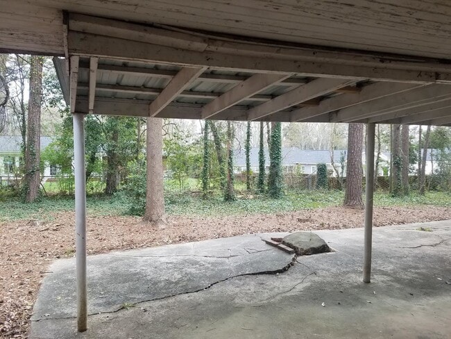 Building Photo - City Living!!