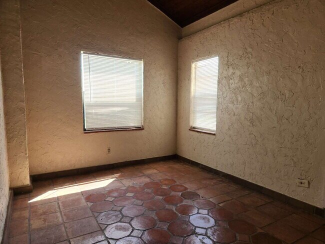 Building Photo - Charming 2-bedroom, 1-bath home available ...