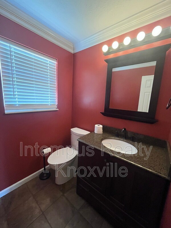 Building Photo - 7728 Chapel Bend Dr