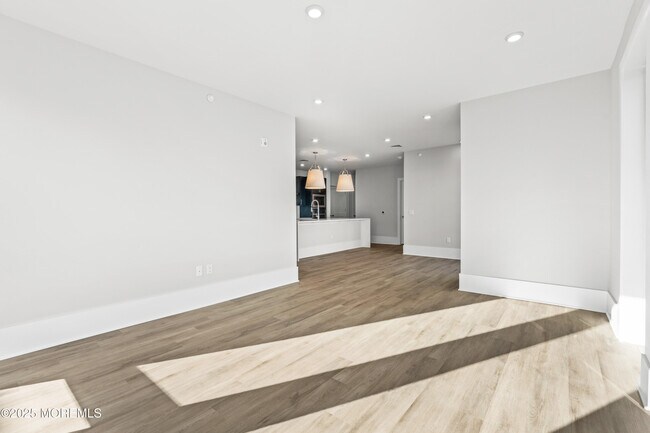 Building Photo - 218 3rd Ave