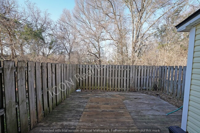 Building Photo - 2/2.5 End unit town home close to dining and shopping