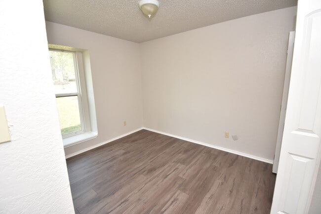 Building Photo - 3-2-1 Duplex Pflugerville